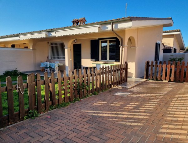 casa indipendente in vendita ad Ardea in zona Marina di Ardea