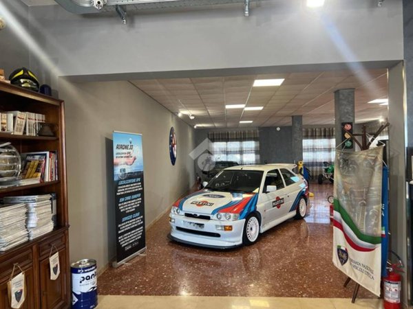 negozio in vendita ad Ardea in zona Montagnano