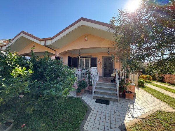 casa indipendente in vendita ad Ardea in zona Colle Romito