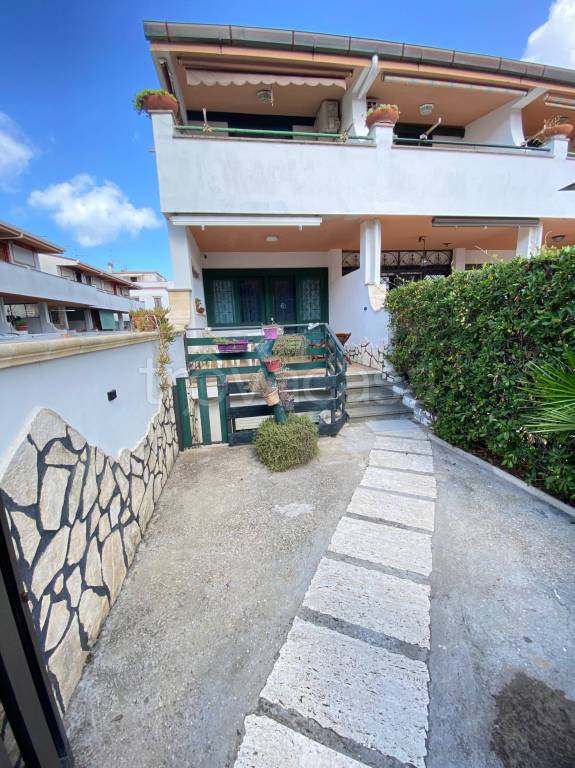 appartamento in vendita ad Ardea in zona Marina di Ardea