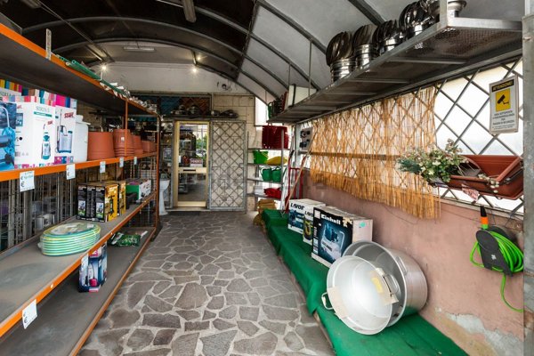 locale commerciale in vendita ad Ardea in zona Nuova Florida