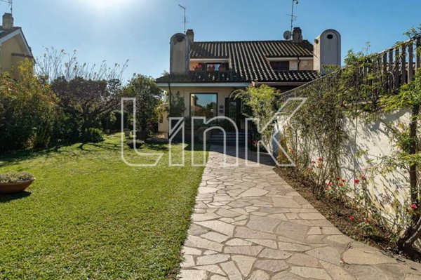 casa indipendente in vendita ad Ardea in zona Marina di Ardea