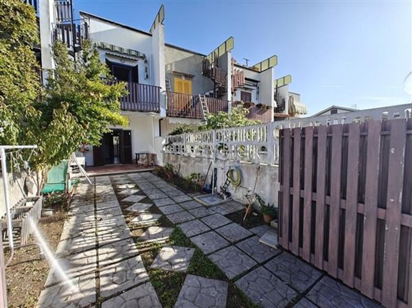 appartamento in vendita ad Ardea in zona Marina di Ardea