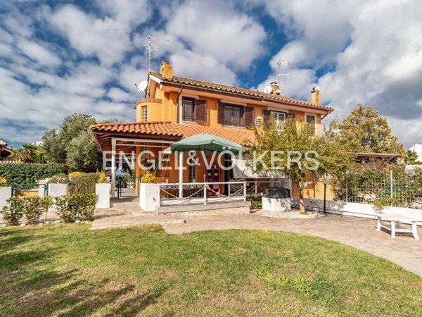 casa indipendente in vendita ad Ardea in zona Marina di Ardea