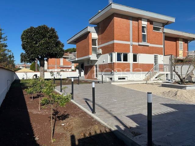 casa indipendente in vendita ad Ardea in zona Colle Romito