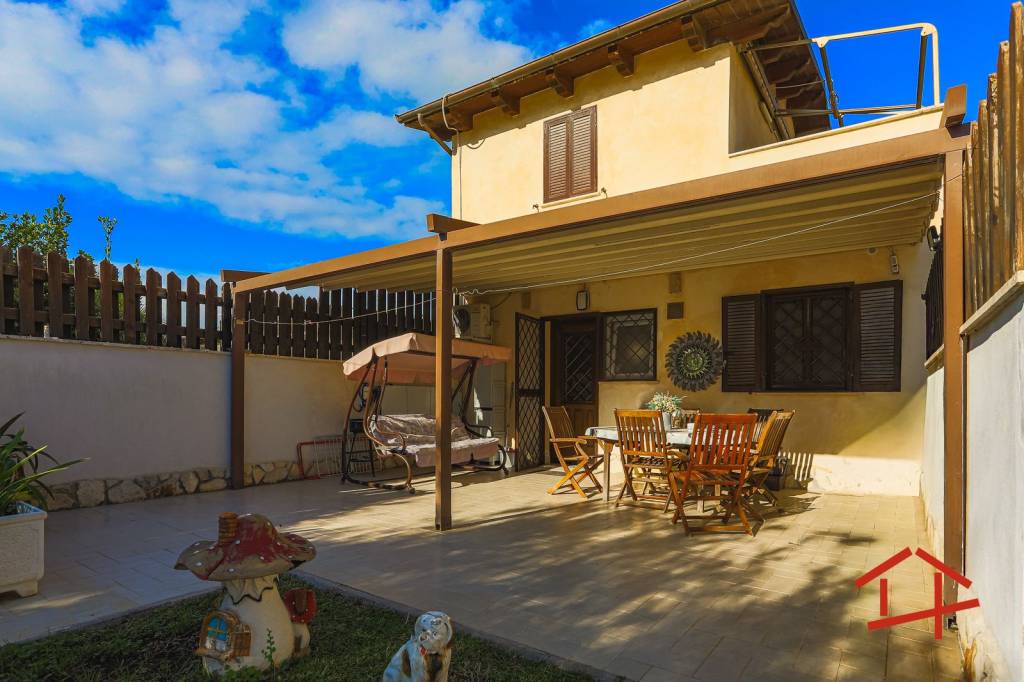 appartamento in vendita ad Ardea in zona Marina di Ardea