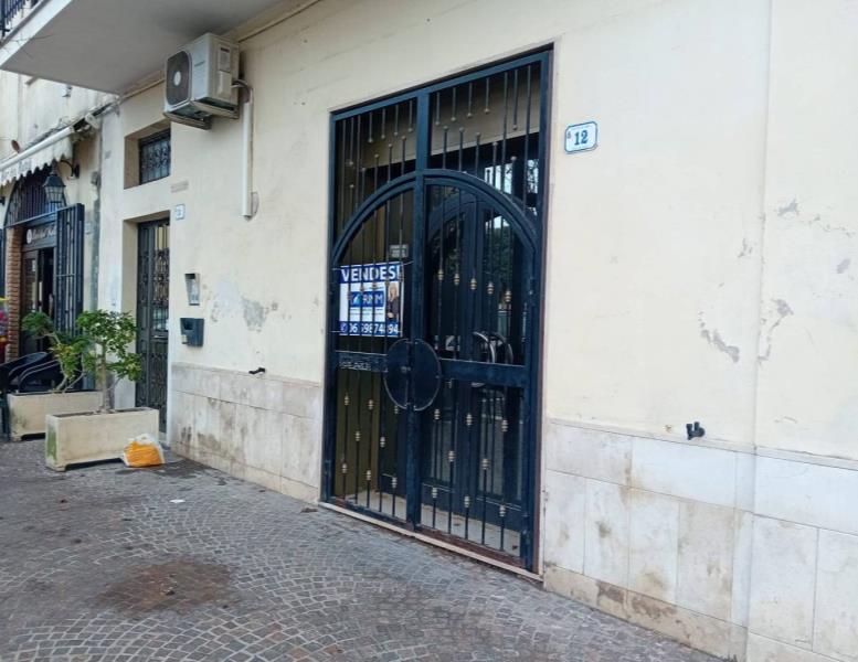 negozio in vendita ad Ardea