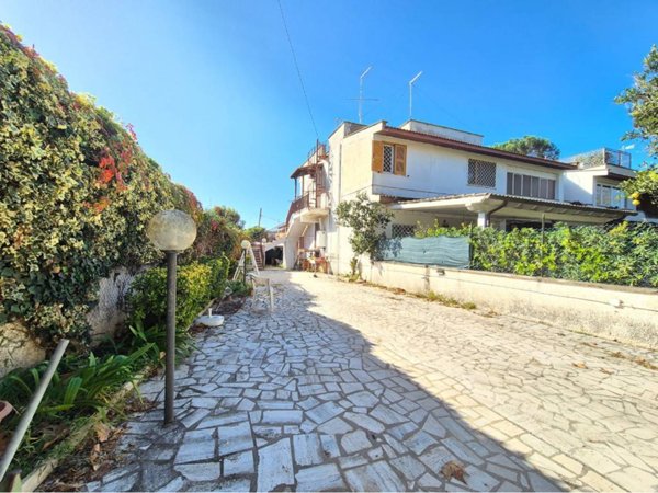 appartamento in vendita ad Ardea in zona Marina di Ardea