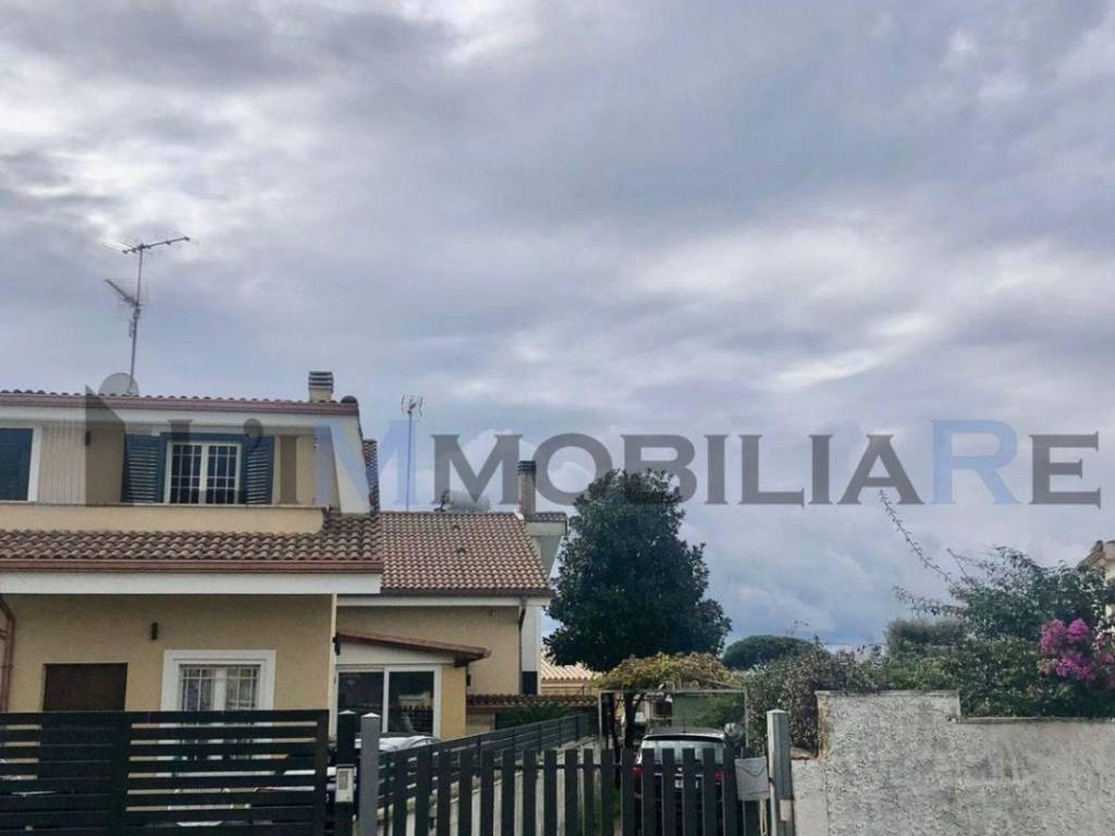 appartamento in vendita ad Ardea in zona Marina di Ardea