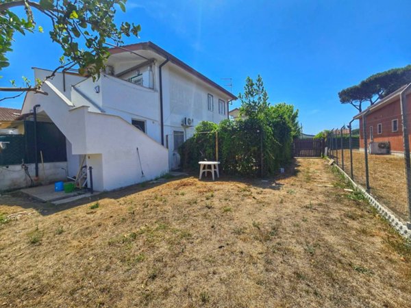 casa indipendente in vendita ad Ardea in zona Colle Romito