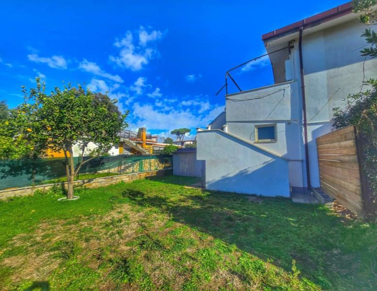 casa indipendente in vendita ad Ardea in zona Colle Romito