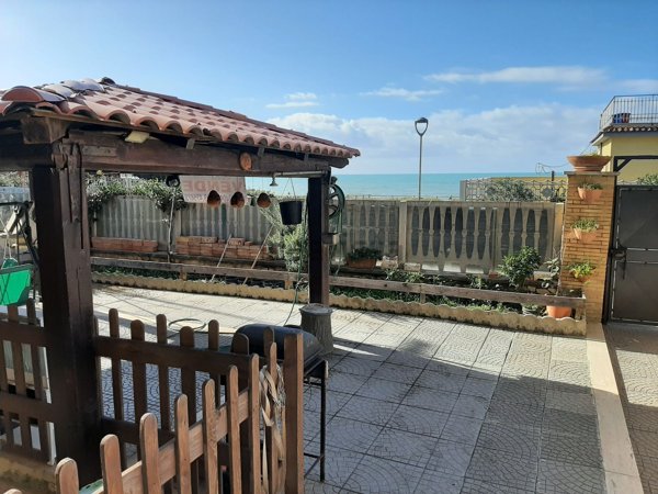 appartamento in vendita ad Ardea in zona Marina di Ardea