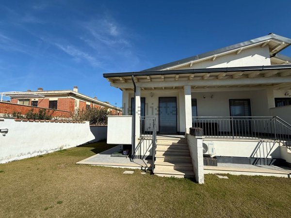 casa indipendente in vendita ad Ardea in zona Marina di Ardea