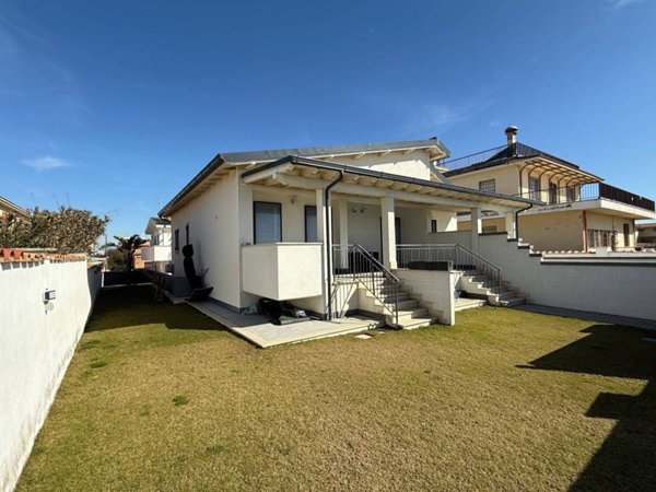 casa indipendente in vendita ad Ardea in zona Marina di Ardea