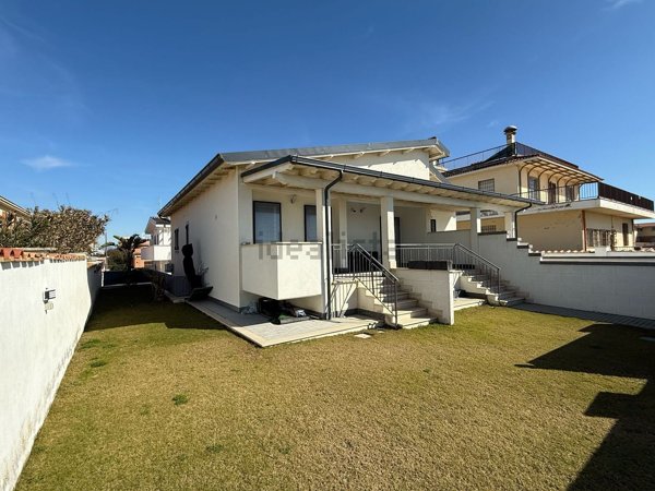 casa indipendente in vendita ad Ardea in zona Marina di Ardea