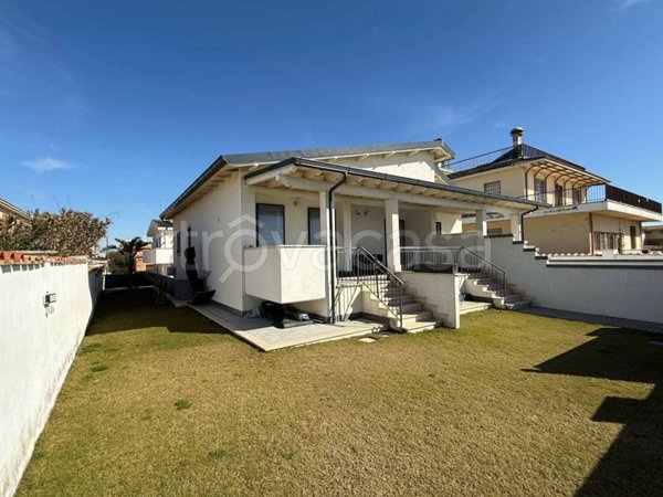 casa indipendente in vendita ad Ardea in zona Marina di Ardea