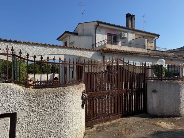 casa indipendente in vendita ad Ardea in zona Colle Romito