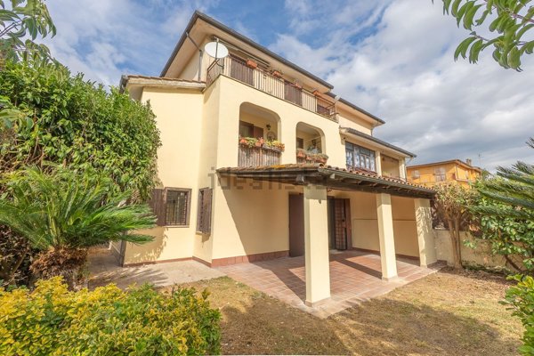 casa indipendente in vendita ad Ardea in zona Montagnano