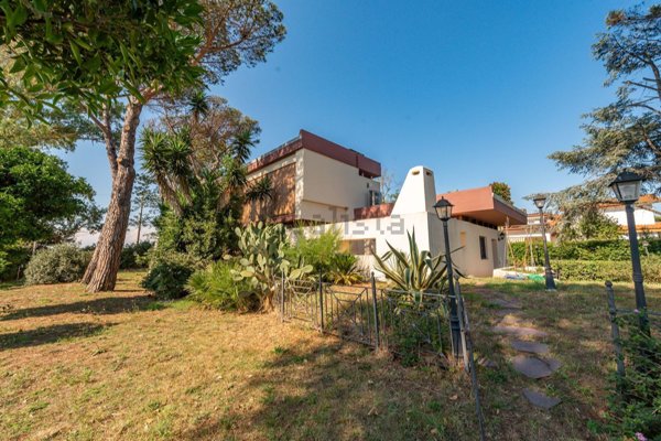 casa indipendente in vendita ad Ardea in zona Lido dei Pini