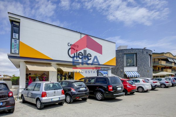 negozio in vendita ad Ardea in zona Nuova California