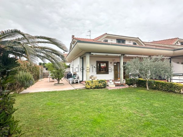 casa indipendente in vendita ad Ardea in zona Marina di Ardea