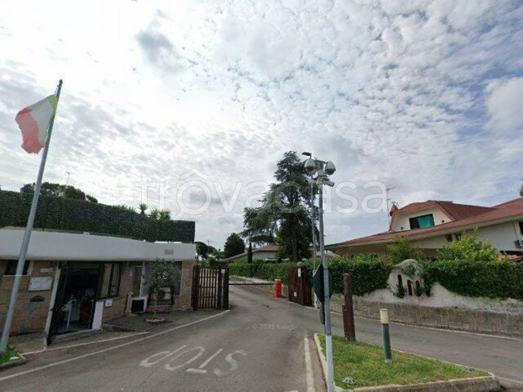 negozio in vendita ad Ardea in zona Nuova California