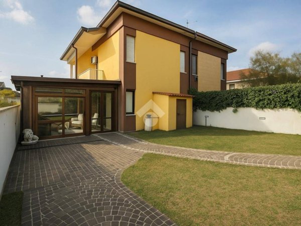 casa indipendente in vendita ad Ardea in zona Colle Romito