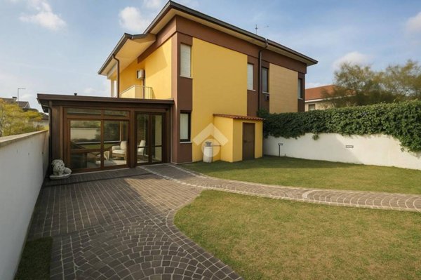 casa indipendente in vendita ad Ardea in zona Colle Romito