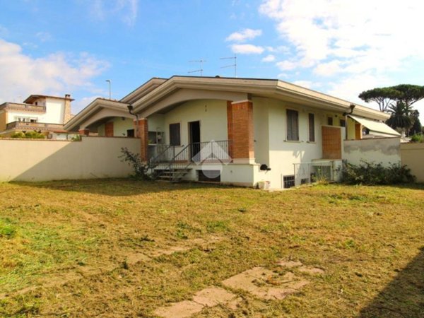 casa indipendente in vendita ad Ardea in zona Lido dei Pini
