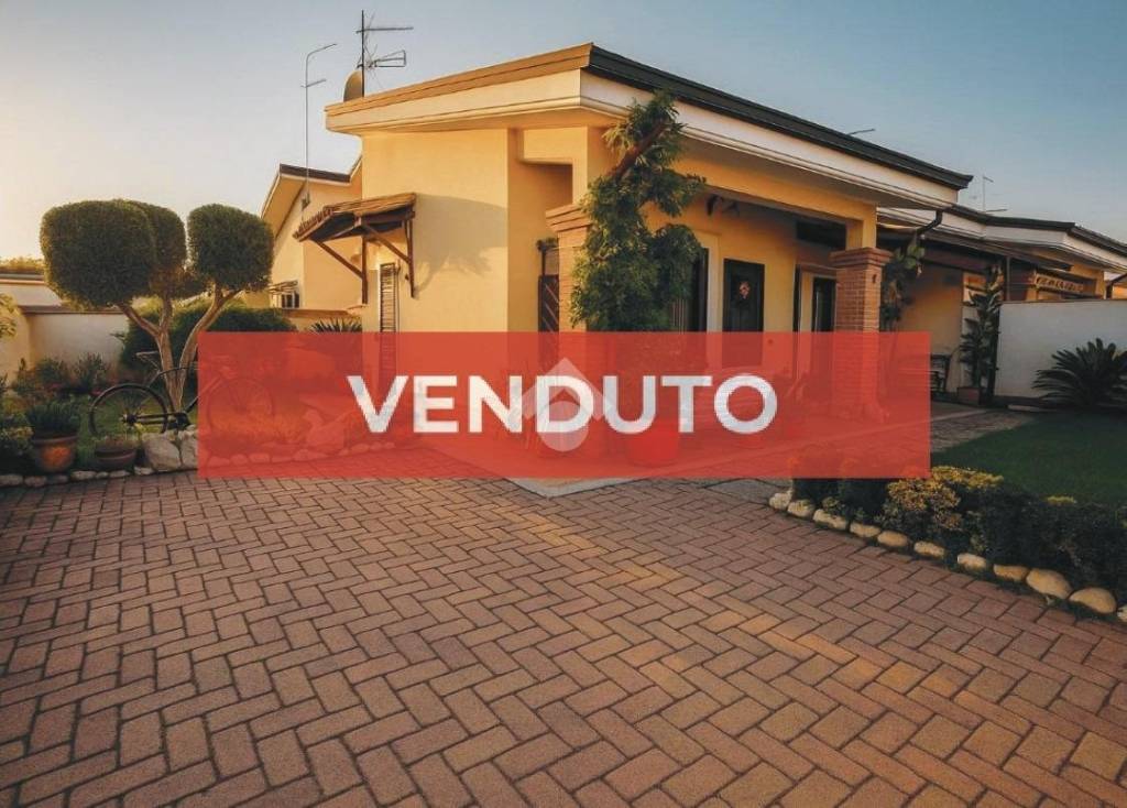 casa indipendente in vendita ad Ardea in zona Lido dei Pini