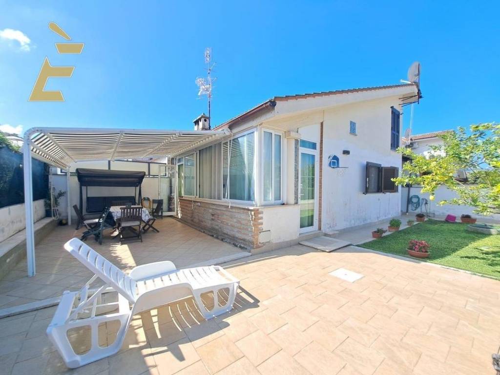 casa indipendente in vendita ad Ardea in zona Colle Romito