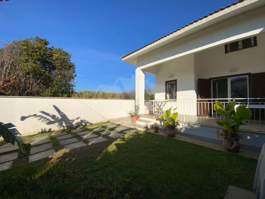 casa indipendente in vendita ad Ardea in zona Lido dei Pini