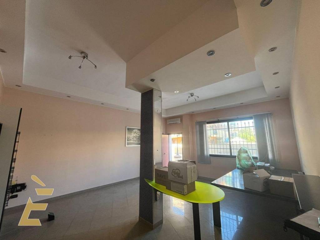 negozio in vendita ad Ardea in zona Nuova California