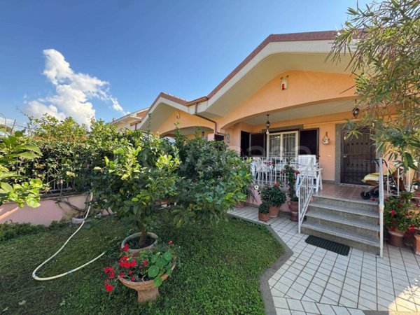 casa indipendente in vendita ad Ardea in zona Colle Romito