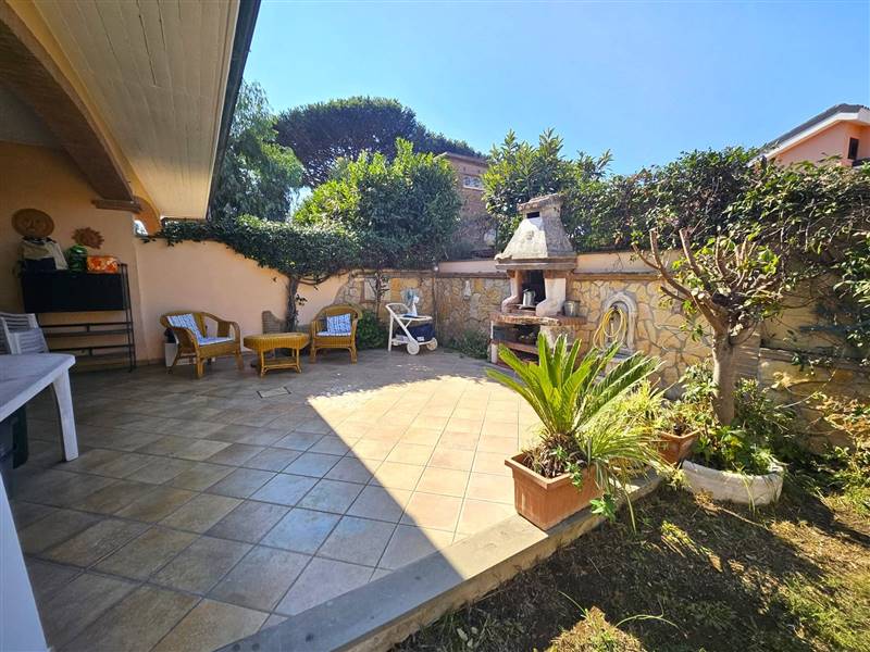 casa indipendente in vendita ad Ardea in zona Lido dei Pini