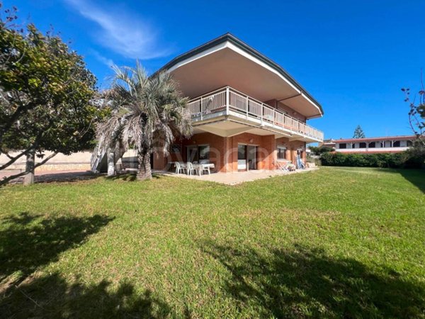 casa indipendente in vendita ad Ardea in zona Marina di Ardea