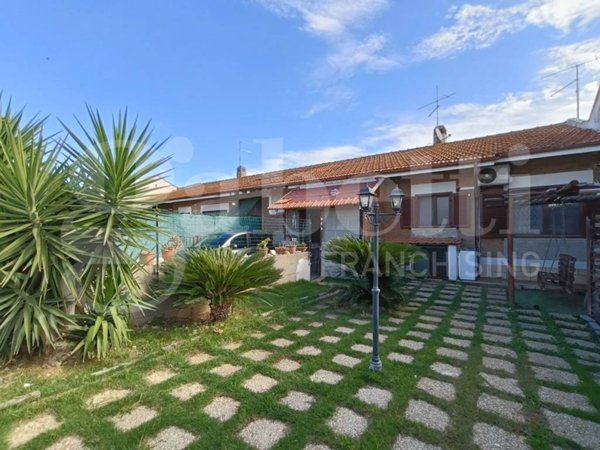 casa indipendente in vendita ad Ardea in zona Colle Romito