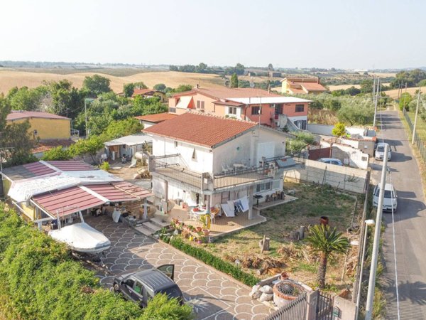 casa indipendente in vendita ad Ardea in zona Castagnetta