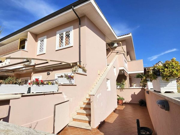 casa indipendente in vendita ad Ardea in zona Marina di Ardea