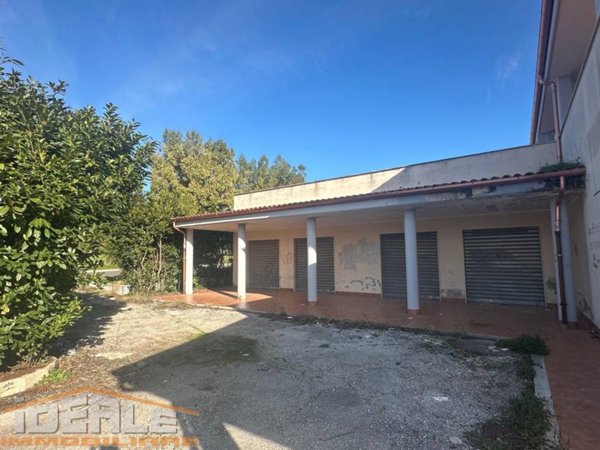 negozio in vendita ad Ardea in zona Colle Romito