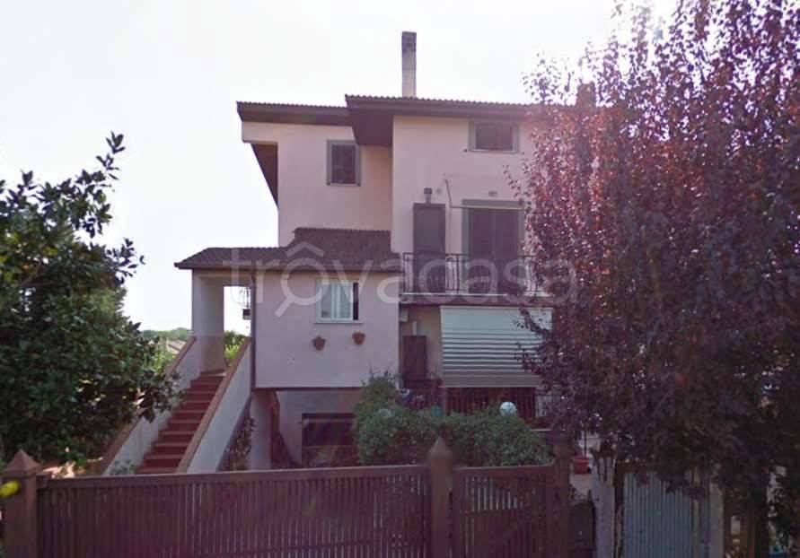 appartamento in vendita ad Ardea in zona Villaggio Ardeatino