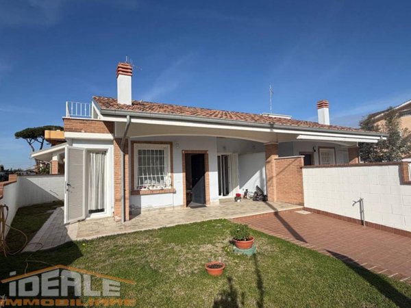 casa indipendente in vendita ad Ardea in zona Lido dei Pini