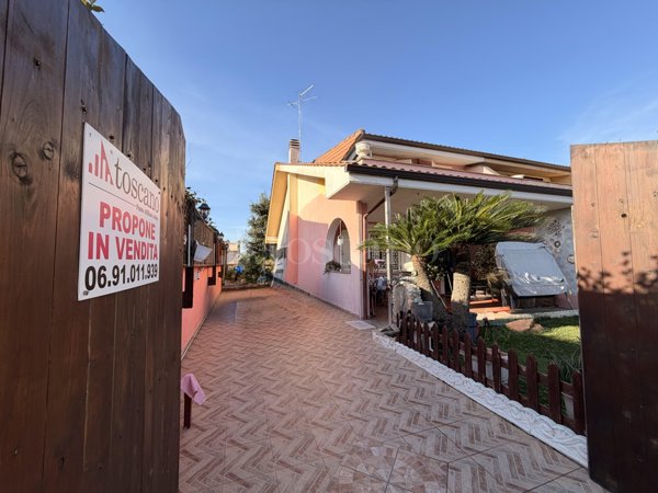 casa indipendente in vendita ad Ardea in zona Marina di Ardea