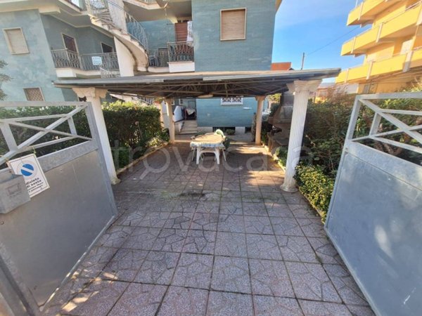 appartamento in vendita ad Ardea in zona Marina di Ardea