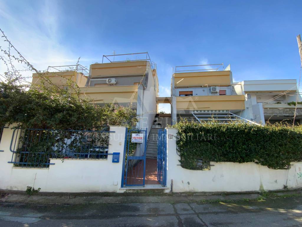 appartamento in vendita ad Ardea in zona Marina di Ardea