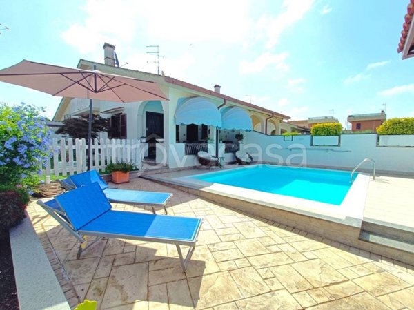 casa indipendente in vendita ad Ardea in zona Lido dei Pini