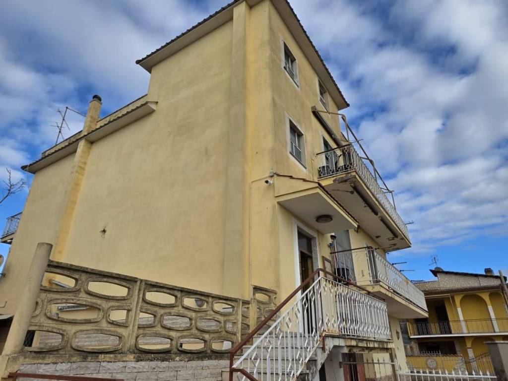 appartamento in vendita ad Ardea in zona Castagnetta