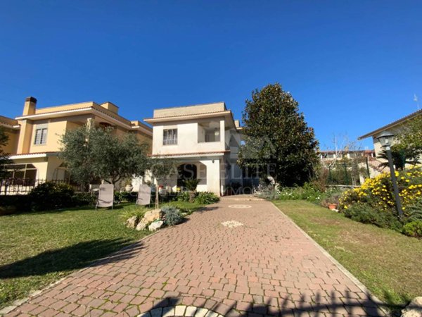 casa indipendente in vendita ad Ardea in zona Lido dei Pini