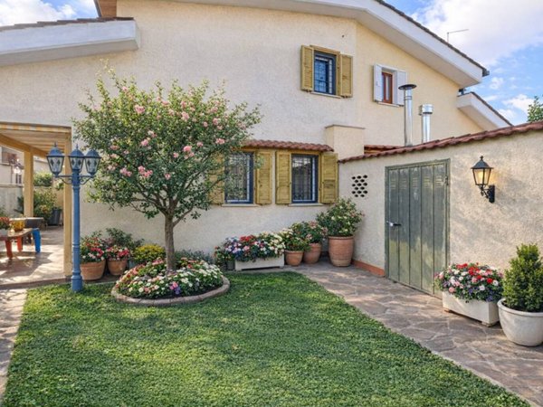 casa indipendente in vendita ad Ardea in zona Lido dei Pini