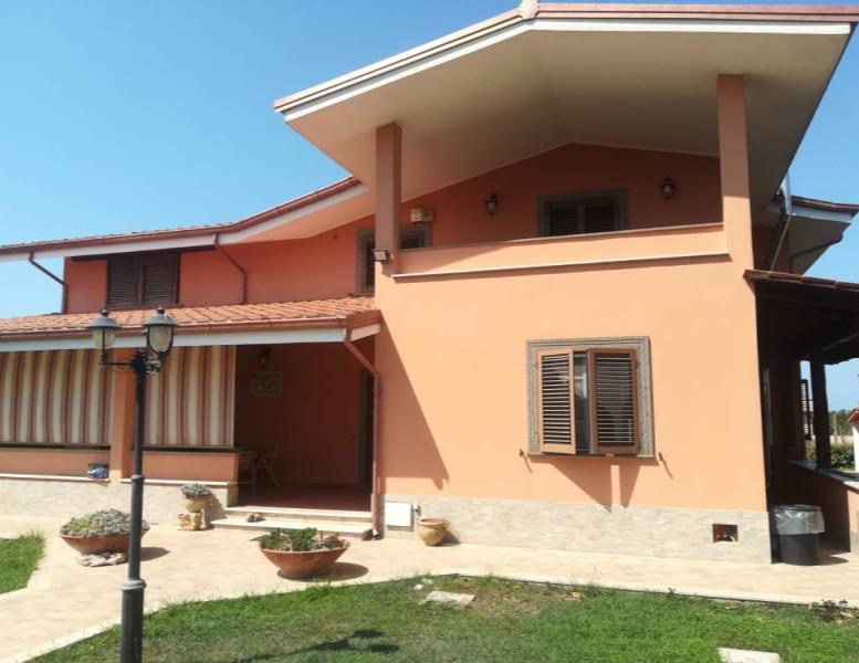casa indipendente in vendita ad Ardea in zona Castagnetta